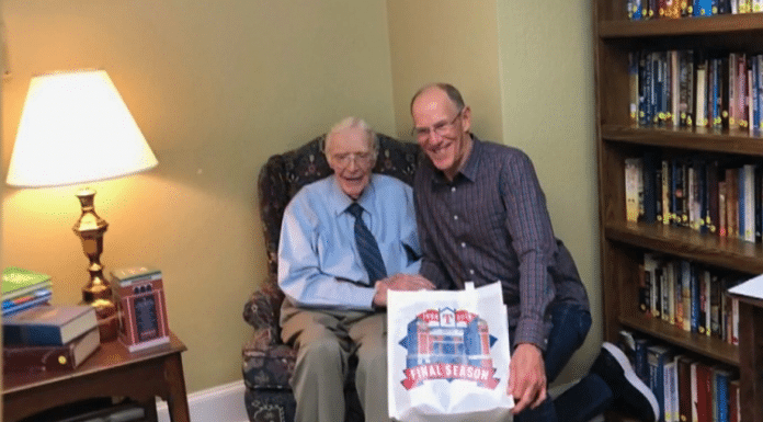 tom grieve of texas rangers fame visits 106 year old veteran for birthday