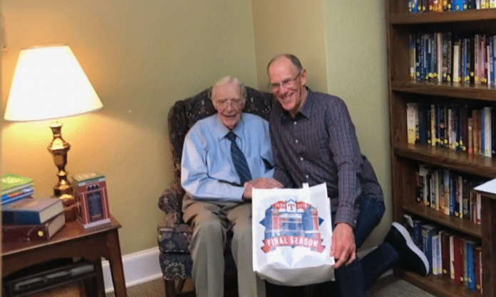 tom grieve of texas rangers fame visits 106 year old veteran for birthday