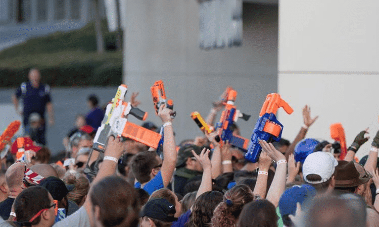 Besøg bedsteforældre Turbulens Gå vandreture The World's Largest Nerf Gun Battle is Coming to an NFL Stadium Near Dallas  in March - Texas is Life
