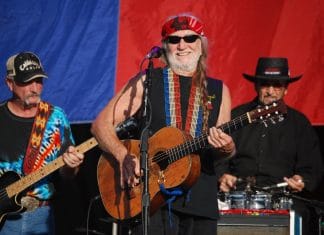 Willie nelson concert with band