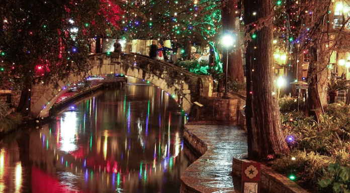 san antonio river walk holiday lights 2020